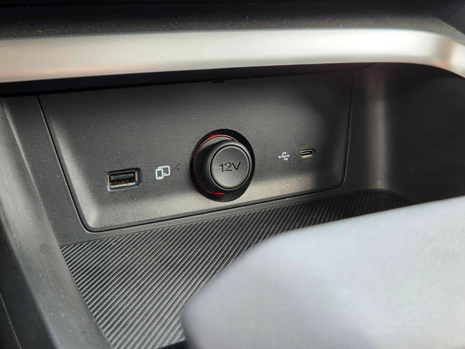 Zrcadlení chytrého telefonu pomocí Android Auto nebo Apple CarPlay jde jedině přes kabel.
