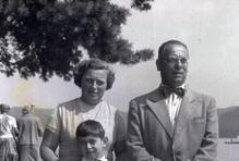 František R. Kraus s manželkou Alicí (rozenou Flusserovou) a synem Tomášem na Starých Splavech, kolem roku 1960.