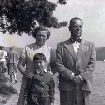 František R. Kraus s manželkou Alicí (rozenou Flusserovou) a synem Tomášem na Starých Splavech, kolem roku 1960.