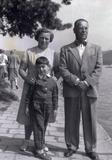 František R. Kraus s manželkou Alicí (rozenou Flusserovou) a synem Tomášem na Starých Splavech, kolem roku 1960.
