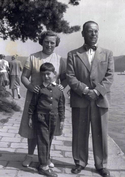 František R. Kraus s manželkou Alicí (rozenou Flusserovou) a synem Tomášem na Starých Splavech, kolem roku 1960.