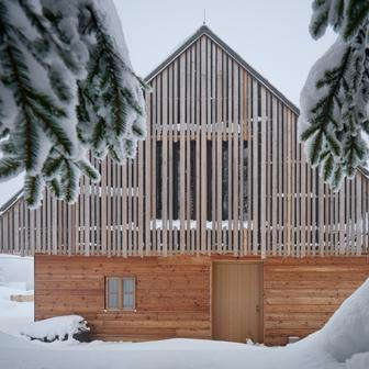 Soudobé moderní bydlení, navržené pro majitele horského areálu Kohútka, se inspiruje tradiční valašskou architekturou a nádhernými výhledy z hřebene Javorníků.