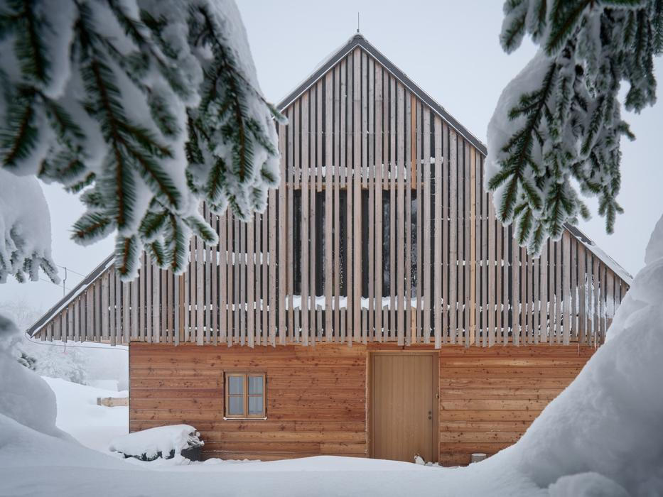 Soudobé moderní bydlení, navržené pro majitele horského areálu Kohútka, se inspiruje tradiční valašskou architekturou a nádhernými výhledy z hřebene Javorníků.