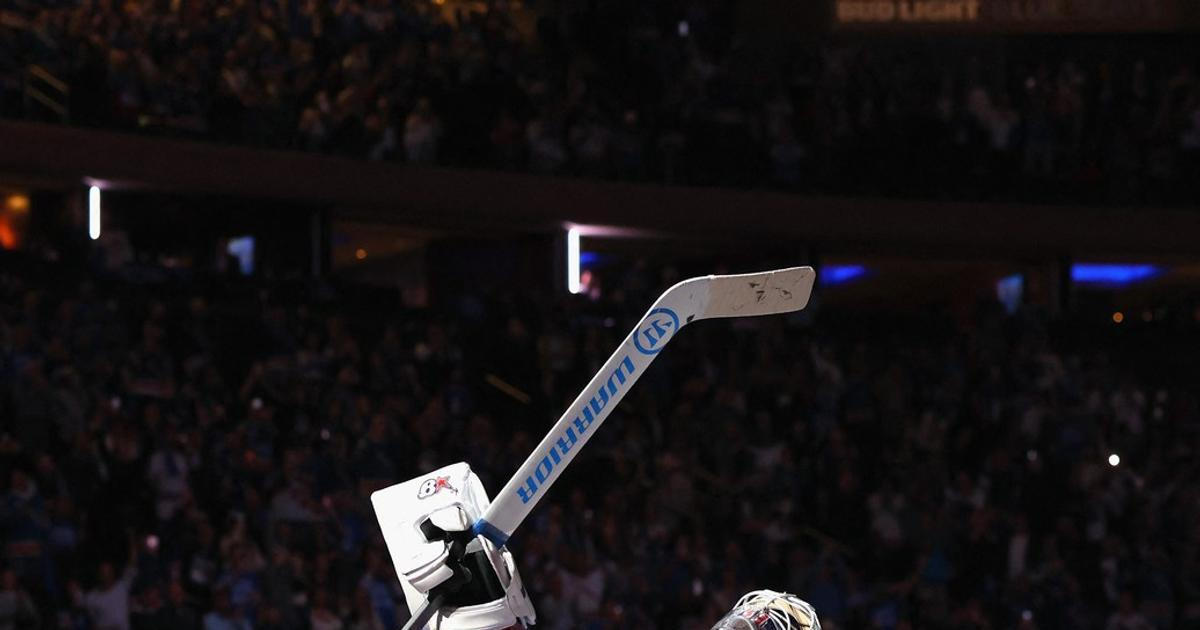 Parádní kousek brankáře, v NHL dal lobem gól přes celé hřiště. Blýskl se i Vejmelka