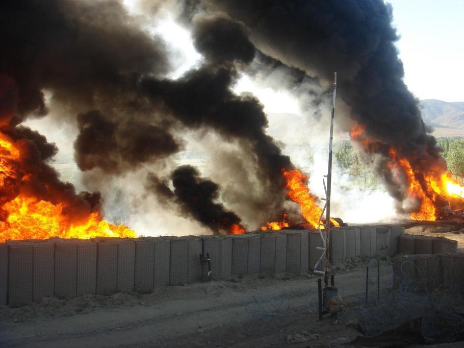 Hořící cisterny po zásahu střelbou kombatantů, Vardak, Afghánistán 2012 – archiv Ladislava Mihályiho Hořící cisterny po zásahu střelbou kombatantů, Vardak, Afghánistán 2012 – archiv Ladislava Mihályiho