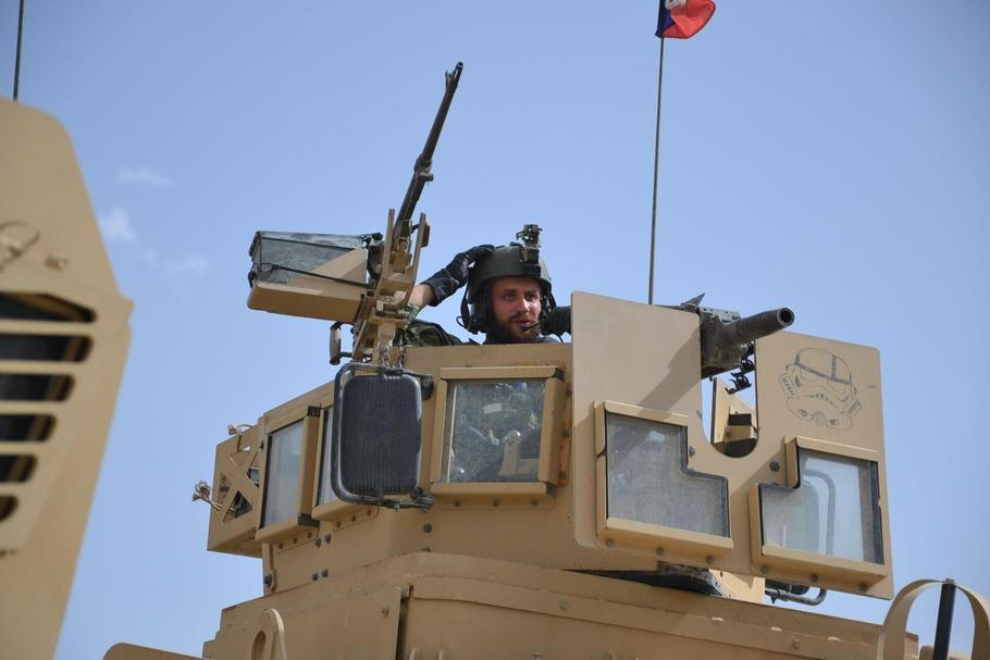 Ladislav Mihályi ve věži obrněného vozidla, Vardak, Afghánistán 2012 – archiv Ladislava Mihályiho Ladislav Mihályi ve věži obrněného vozidla, Vardak, Afghánistán 2012 – archiv Ladislava Mihályiho