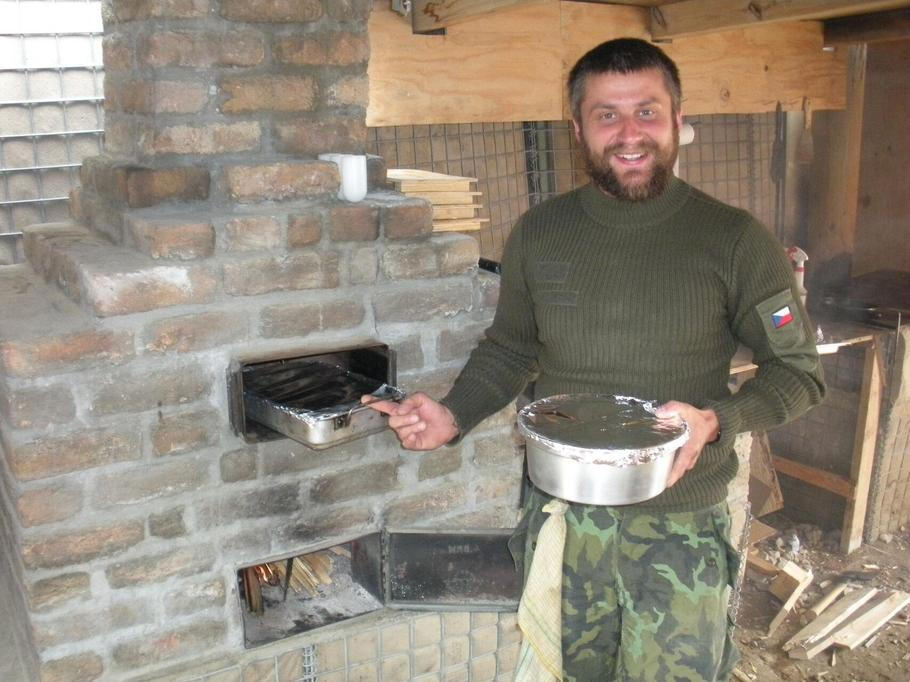 Českým šéfkuchařem pod Hindúkušem. Cihlová pec byla také zdrojem tepla během chladných dnů, Vardak, Afghánistán 2012 – archiv Ladislava Mihályiho Českým šéfkuchařem pod Hindúkušem. Cihlová pec byla také zdrojem tepla během chladných dnů, Vardak, Afghánistán 2012 – archiv Ladislava Mihályiho