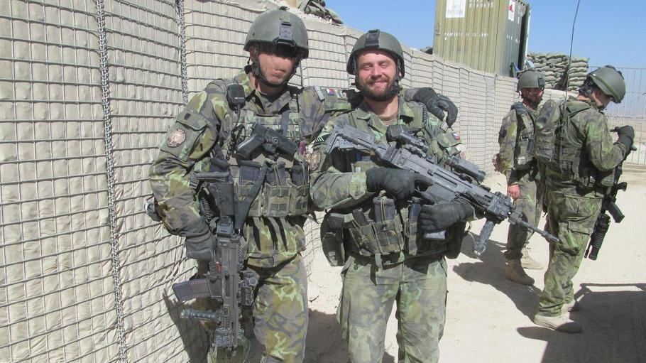Šťastný návrat z nebezpečné patroly. Ladislav Mihályi se spolubojovníky, Vardak, Afghánistán 2012 – archiv Ladislava Mihályiho Šťastný návrat z nebezpečné patroly. Ladislav Mihályi se spolubojovníky, Vardak, Afghánistán 2012 – archiv Ladislava Mihályiho