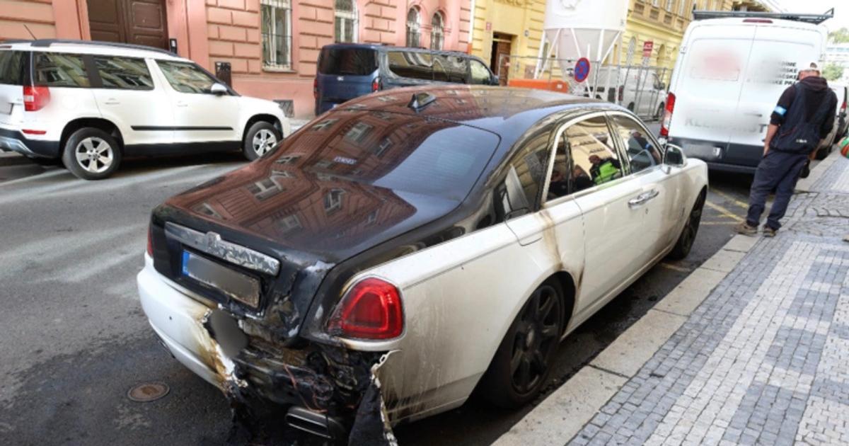 Rolls-Royce v plamenech. Muž luxusní vůz v Praze polil hořlavinou a utekl, hledá ho policie