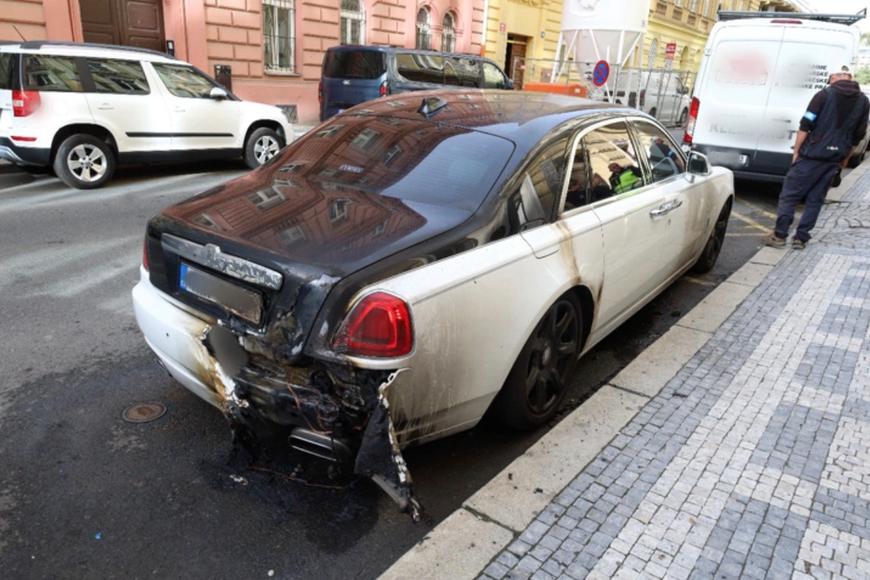 Rolls-Royce v plamenech. Muž luxusní vůz v Praze polil hořlavinou a utekl, hledá ho policie