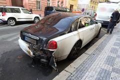Ohořelý Rolls-Royce Ghost v Praze.