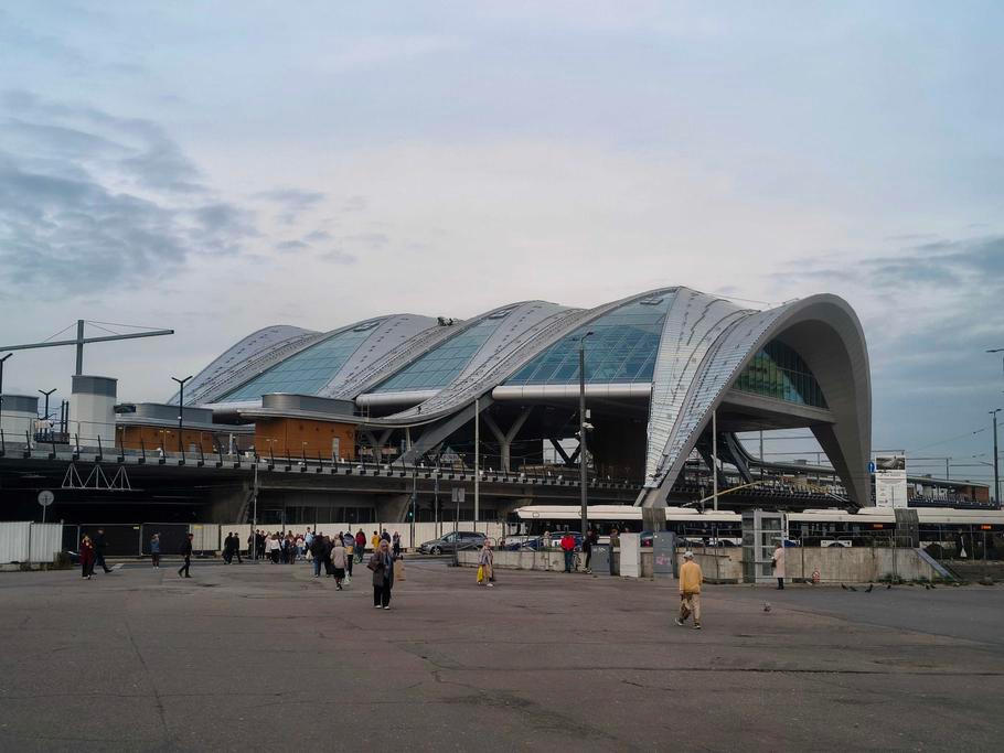 Nová budova nádraží v Rize, kudy povede vysokorychlostní železnice Rail Baltica, při pohledu od hlavního trhu. 30. září 2026.
