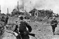 Russland, Gatnoje, Soldaten bei Besetzung einer Ortschaft