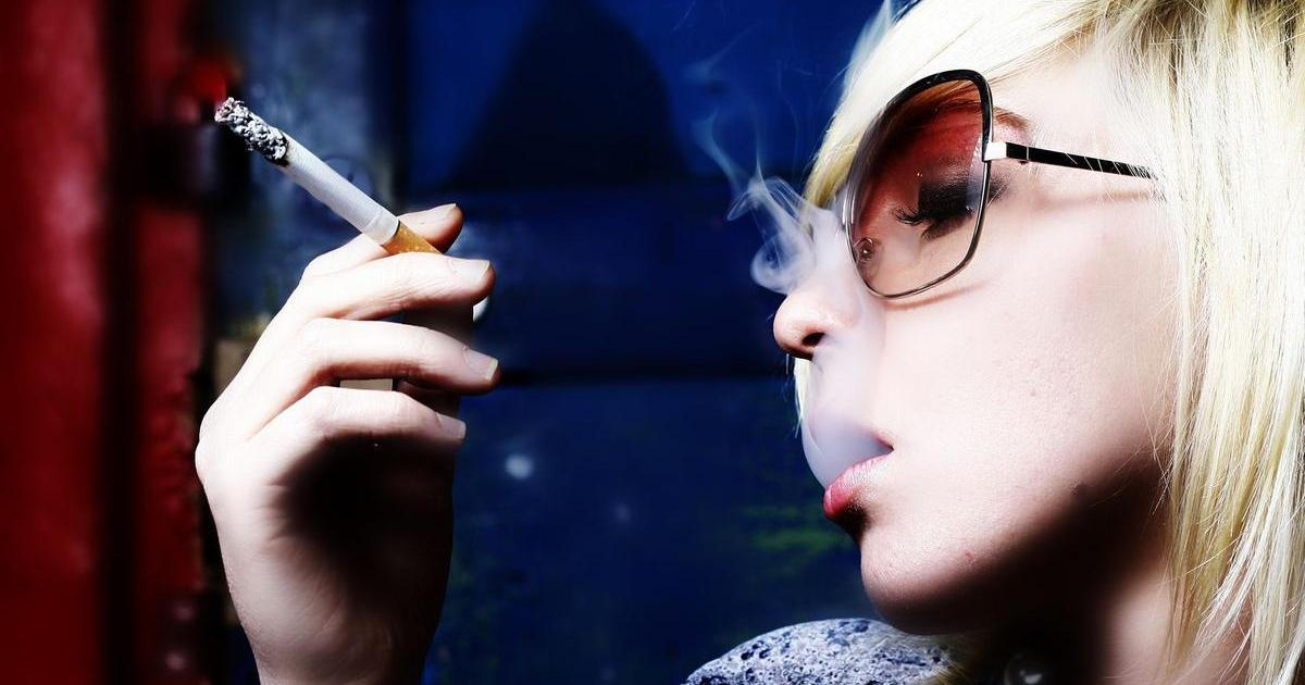 Dospělost už nestačí. Proč si mladí v Británii nepořídí cigarety ani v padesáti