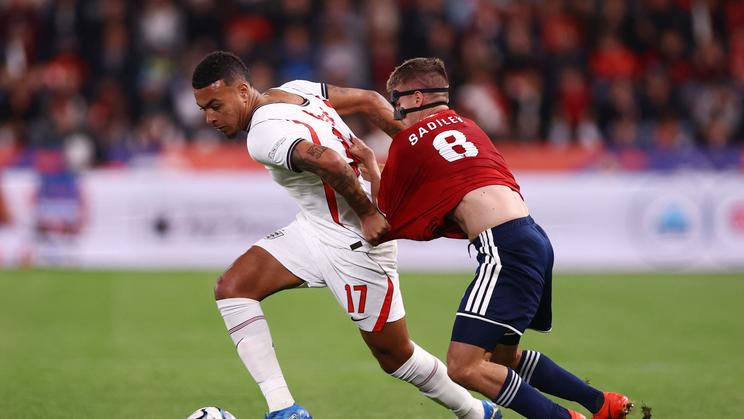 Morgan Rogers a Michal Sadílek v zápase Česko - Anglie v Lize národů