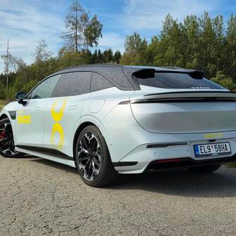 Prodává se ve třech verzích s pohonem zadních nebo všech kol a baterkou se 75 nebo 100 kWh. Základní cena je 1 249 000 korun.
