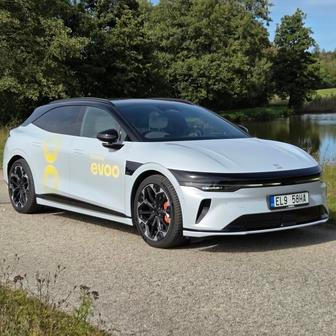 Testovaná verze měla pohon všech kol a celkový výkon 475 kW. Z 0 na 100 km/h auto zrychluje za 3,3 vteřiny.