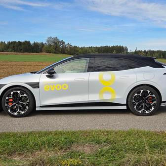 Na délku má Zeekr 7GT 4817 mm a je tak o kousek kratší než Škoda Superb. Rozvorem nataženým na 2900 mm ale české kombi překonává.