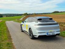 Baterie u čtyřkolky má 100 kWh a udávaný dojezd 558 kilometrů. Spotřeba v testu dosáhla 20,4 kWh / 100 km, což je jen o kousek víc, než udává Zeekr. I v reálném provozu se tedy přiblížíte hranici 500 km na jedno nabití.