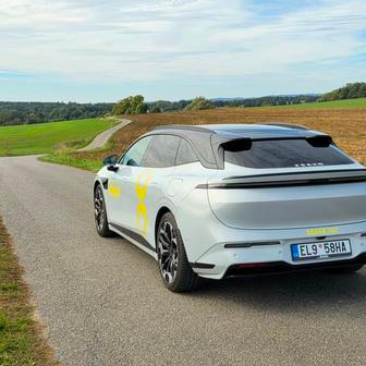 Baterie u čtyřkolky má 100 kWh a udávaný dojezd 558 kilometrů. Spotřeba v testu dosáhla 20,4 kWh / 100 km, což je jen o kousek víc, než udává Zeekr. I v reálném provozu se tedy přiblížíte hranici 500 km na jedno nabití.