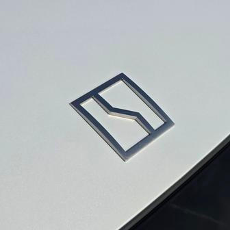 Automobilku Zeekr založil v roce 2021 čínský koncern Geely, do nějž spadá mimo jiné i Volvo. Značka cílí na náročnější klientelu a prémiovější část trhu s elektromobily.