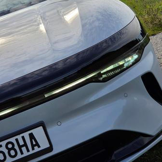 Přední Matrix LED světla jsou umně zakomponovaná do černého pásu přes celou šířku vozu. V Číně obsahuje displej na zobrazování animací, v Evropě je to pouze designový doplněk.