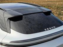 Hodně se u auta dbalo na aerodynamiku, proto atypický zadní spoiler nebo chybějící zadní stěrač.