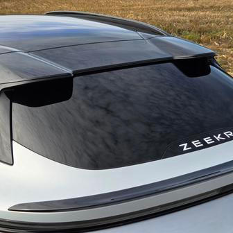 Hodně se u auta dbalo na aerodynamiku, proto atypický zadní spoiler nebo chybějící zadní stěrač.