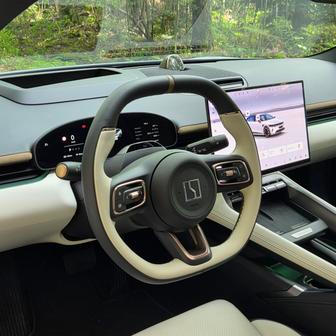 Interiér vozu vyniká jednoduchostí a minimalismem. Příjemný je malý displej před řidičem. Materiály jsou kvalitní, zpracování na vrcholu čínské automobilové pyramidy.