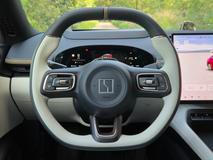 Volant padne dobře do ruky, i když není kulatý. Má vyhřívání a nastavuje se elektricky.