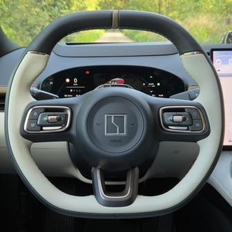 Volant padne dobře do ruky, i když není kulatý. Má vyhřívání a nastavuje se elektricky.