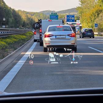 Průhledový displej s rozšířenou realitou umí zobrazovat i pokyny z vestavěné navigace.