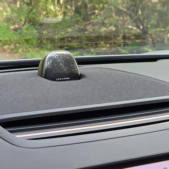 Audio s 23 reproduktory a výkonem 2160 W hraje opravdu parádně.