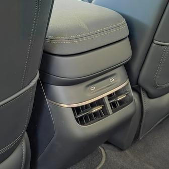 Cestující vzadu mají k dispozici také USB nabíjecí porty nebo vlastní výdechy ventilace.
