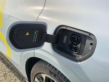 Maximální nabíjecí výkon je 480 kW v případě DC nabíjení a 22 kW u AC nabíjení. Nechybí ani funkce V2L s výkonem 3,3 kW.