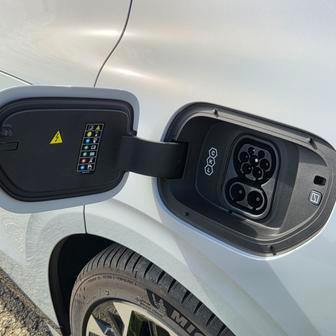 Maximální nabíjecí výkon je 480 kW v případě DC nabíjení a 22 kW u AC nabíjení. Nechybí ani funkce V2L s výkonem 3,3 kW.