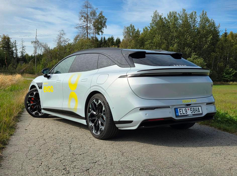 Prodává se ve třech verzích s pohonem zadních nebo všech kol a baterkou se 75 nebo 100 kWh. Základní cena je 1 249 000 korun.