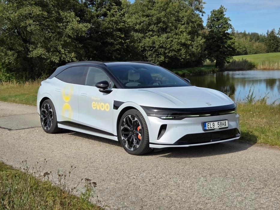 Testovaná verze měla pohon všech kol a celkový výkon 475 kW. Z 0 na 100 km/h auto zrychluje za 3,3 vteřiny.