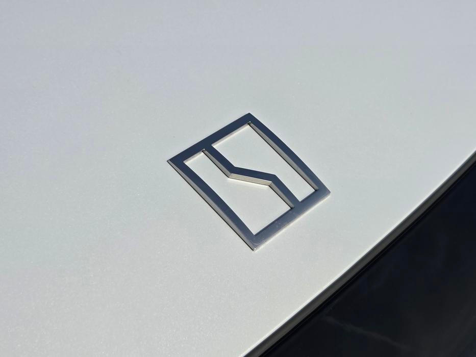 Automobilku Zeekr založil v roce 2021 čínský koncern Geely, do nějž spadá mimo jiné i Volvo. Značka cílí na náročnější klientelu a prémiovější část trhu s elektromobily.
