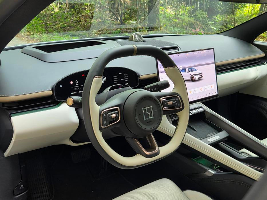 Interiér vozu vyniká jednoduchostí a minimalismem. Příjemný je malý displej před řidičem. Materiály jsou kvalitní, zpracování na vrcholu čínské automobilové pyramidy.