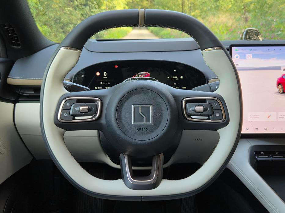 Volant padne dobře do ruky, i když není kulatý. Má vyhřívání a nastavuje se elektricky.