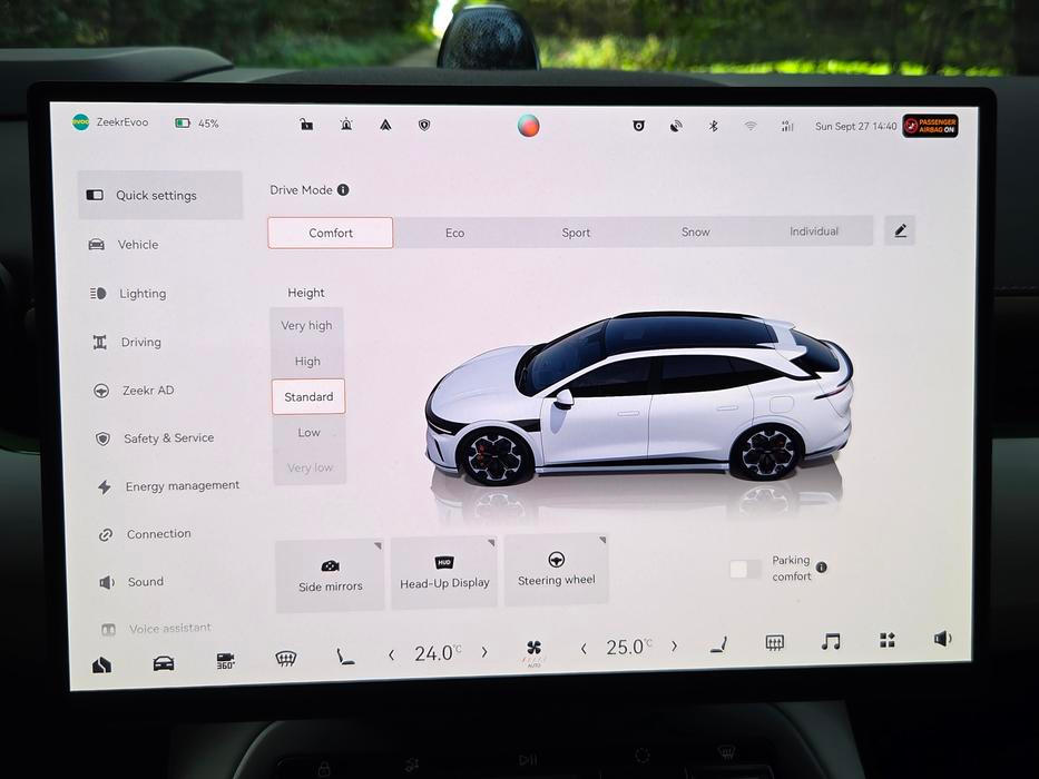 Součástí výbavy je aktivní vzduchové odpružení a světlou výšku si kromě automatiky může řidič měnit také sám.