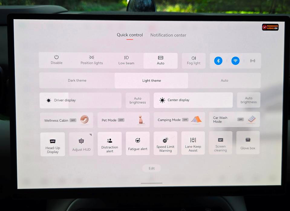 Stejně jako u chytrých telefonů: stačí potáhnout na obrazovce dolů a objeví se menu rychlých zkratek, kde se dá vypnout třeba čtení dopravních značek.