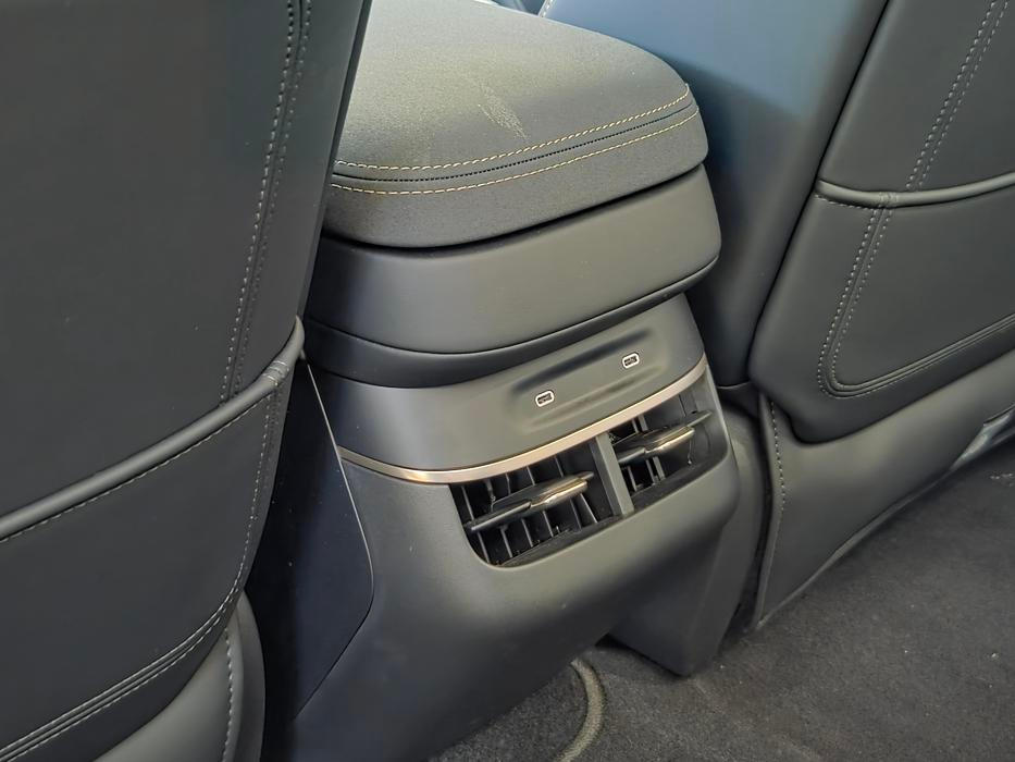 Cestující vzadu mají k dispozici také USB nabíjecí porty nebo vlastní výdechy ventilace.