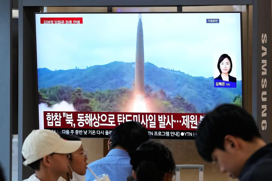 Raketa místo omluvy. Severní Korea odpálila nejméně jednu balistickou střelu