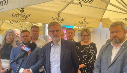 Petr Fiala jako předseda vlády v srpnu roku 2024, kdy navštívil Ústí nad Labem a zastavil se také na nechvalně známém sídlišti Mojžíř.