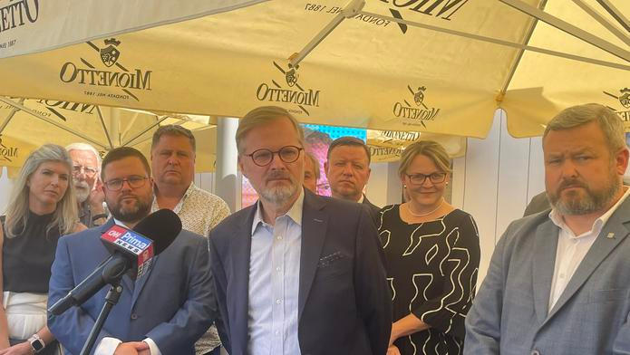 Petr Fiala jako předseda vlády v srpnu roku 2024, kdy navštívil Ústí nad Labem a zastavil se také na nechvalně známém sídlišti Mojžíř.