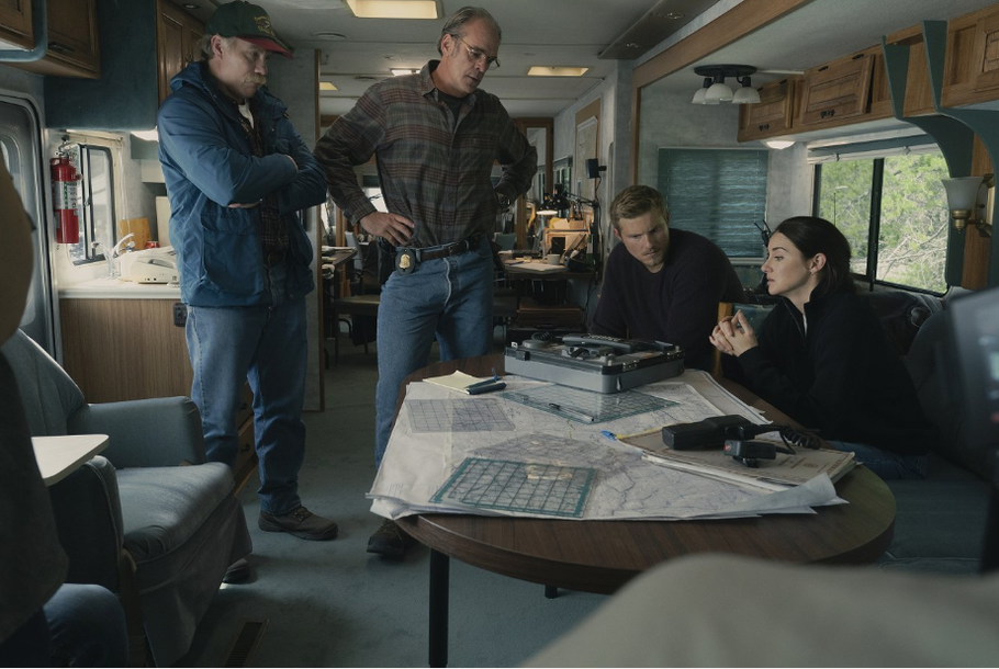 Marc Menchaca, Steven Ogg, Alexander Ludwig a Shailene Woodleyová ve filmu Unabomber.