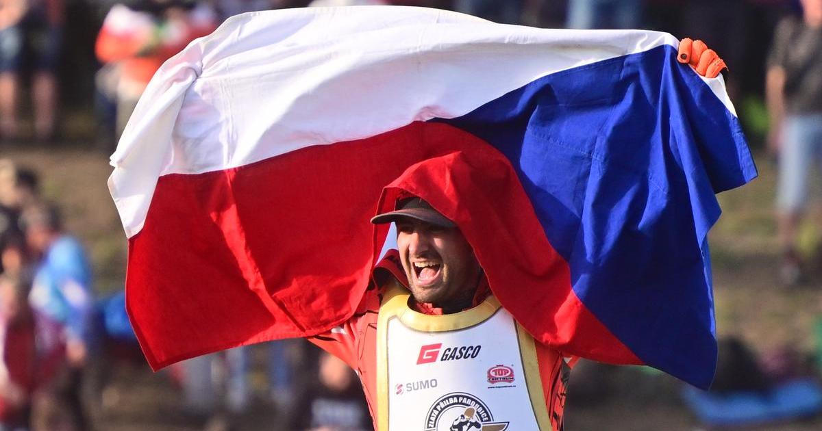 Finálový pád ho nezastavil. Kvěch vyhrál Zlatou přilbu jako první Čech po devíti letech