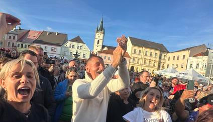 Premiér a předseda ANO Andrej Babiš při dnešním koncertě Michala Davida v Tachově, kde zpěvák i Babiš podpořili kandidátku do Senátu Sandru Tsoukernik.
